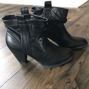 R2 Kinsley Ankle Boot